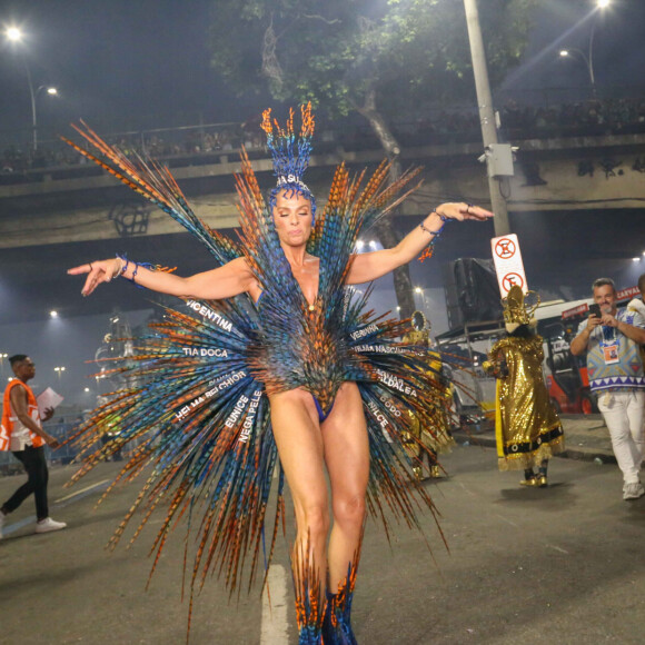 Carnaval 2024: fantasia de Adriane Galisteu trouxe nomes de Tia Surica e Tia Doca e, também, da mãe da apresentadora, Emma