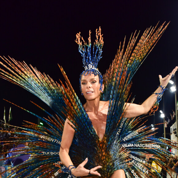Adriane Galisteu foi madrinha de bateria da Portela nos anos 2000 e retornou no ano passado