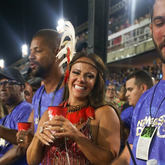 Na Sapucaí, Viviane Araújo repete look usado em dezembro de 2023