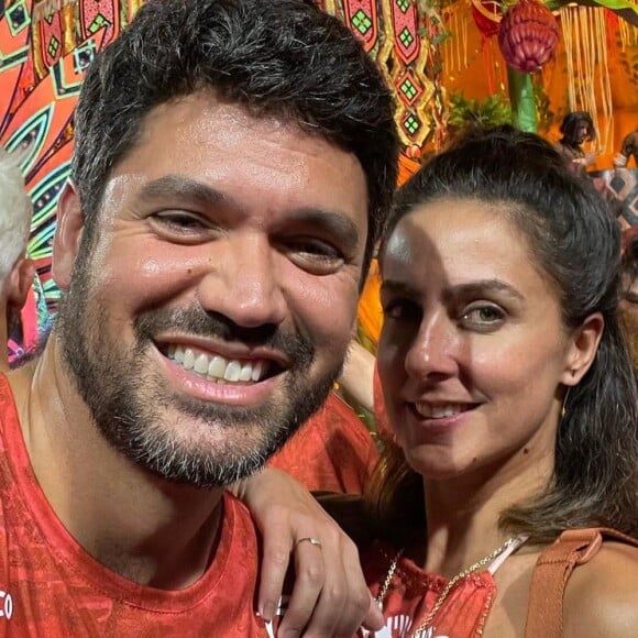 Marcelo Courrege e Carol Barcellos, respectivamente, ex-marido e madrinha de casamento de Renata Heilborn, assumiram namoro durante o Carnaval