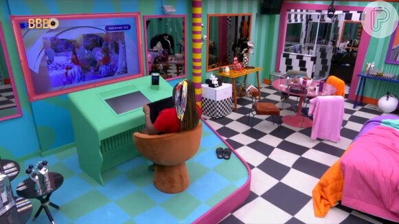 Raquele assiste e ouve tudo do Quarto da Líder no 'BBB 24'