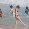 De biquíni preto, Bianca Bin esbanja boa forma em praia do Rio de Janeiro