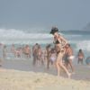 De biquíni preto, Bianca Bin esbanja boa forma em praia do Rio de Janeiro