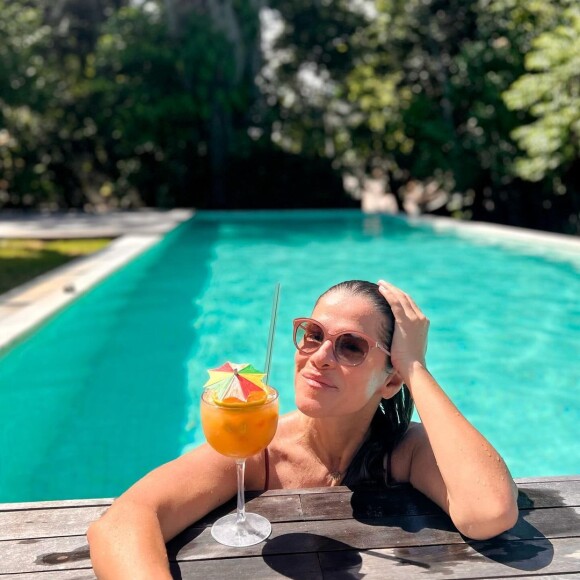 Ingrid Guimarães posou radiante na beira de uma piscina com um bom drink