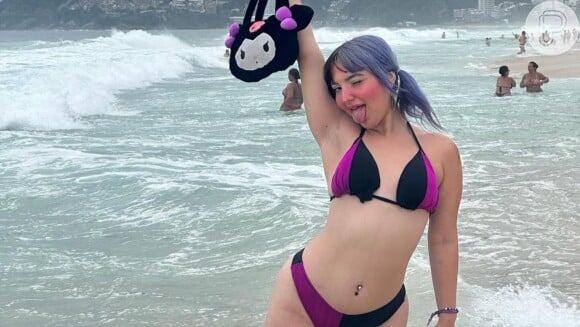 Belle Belinha, estrela de pornô grupal com Andressa Urach, destaca corpo real em fotos de biquíni nas redes sociais