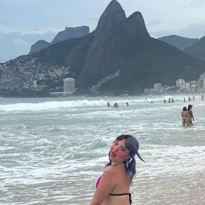 Sempre abusando do blush vermelho, Belle Belinha também usa e abusa de fotos sensuais nas suas redes sociais