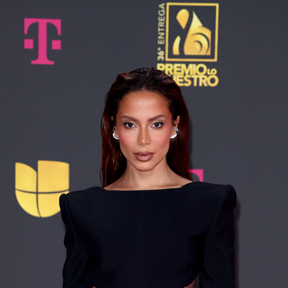 Anitta usa look feito com acrílico e transparência rouba a cena no tapete vermelho do Prêmio Lo Nuestro. Fotos!