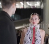 Bruna Marquezine trocou olhares com um segurança da Semana de Moda de Milão e viralizou em um vídeo