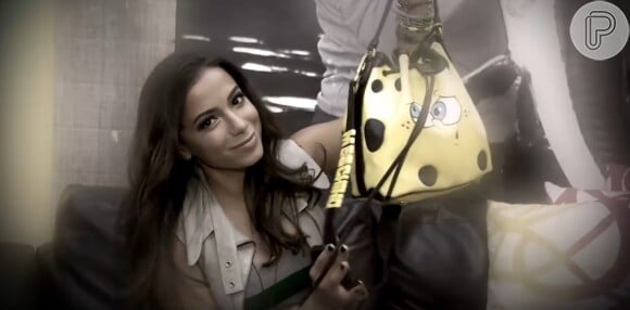 Anitta usa bolsa do Bob Esponja e exibe assessório durante entrevista nos bastidores do programa 'Mais Você', nesta quarta-feira, 21 de janeiro de 2015