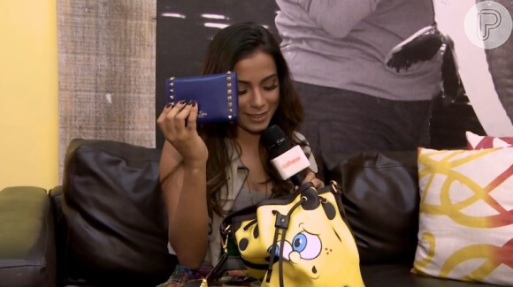 Anitta também guarda carteira na bolsa: 'De praxe'