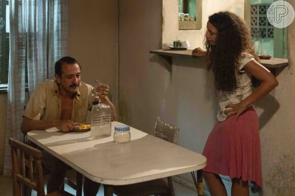Em Renascer, Tião Galinha (Irandhir Santos) sonha em dar uma vida boa para Joana (Alice Carvalho), sua esposa
