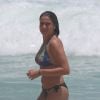 Fernanda Gentil mostrou na praia a barriguinha saliente de grávida
