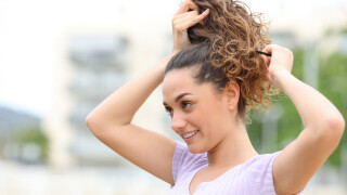 Onduladas e cacheadas! Confira acessórios que vão revolucionar a forma como você prende o cabelo