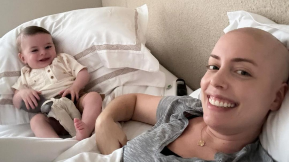 Com câncer, Fabiana Justus desabafa sobre ter interrompido a amamentação do filho de 6 meses: 'Muito difícil psicologicamente'