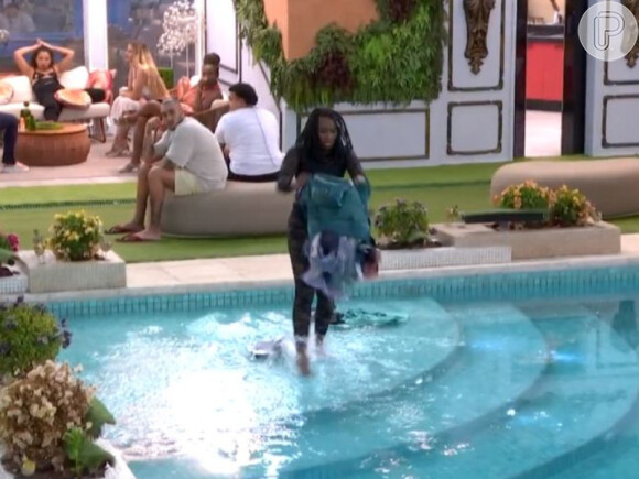 Leidy Elin jogou roupas de Davi na piscina no 'BBB 24'