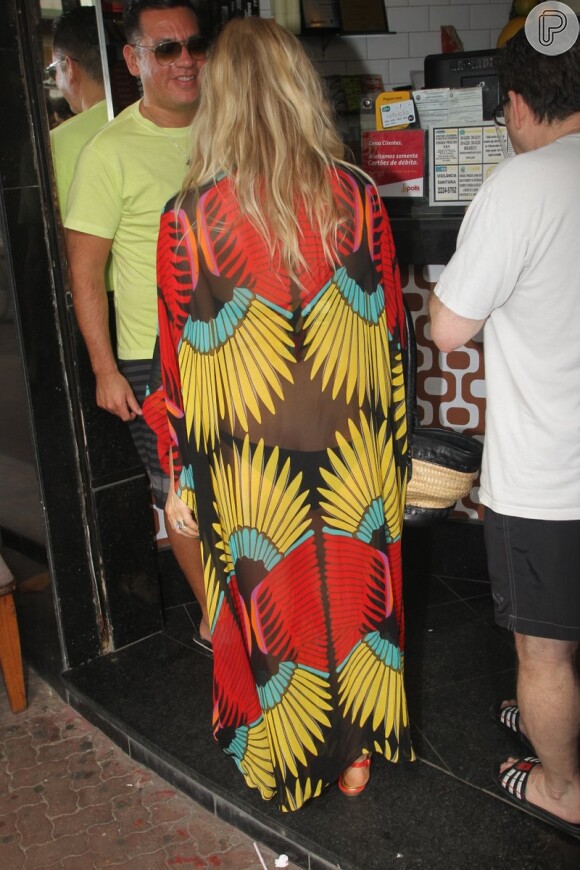 Fergie usa vestido longo transparente