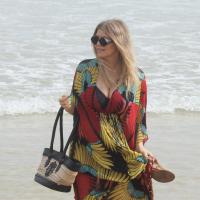 Fergie passeia pela praia, toma açaí e joga uvas e bombons para fãs