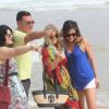 Fergie tira fotos com seus amigos na praia de Ipanema, no Rio