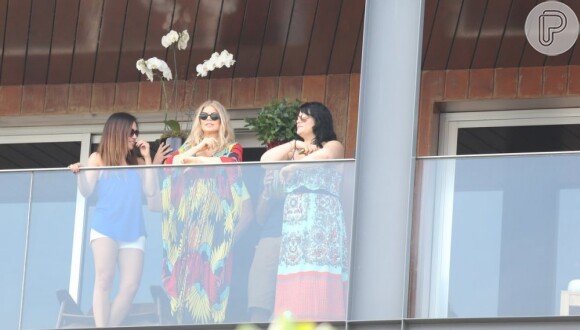 Fergie aparece na sacada do hotel Fasano, em Ipanema, no Rio