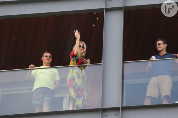 Fergie joga uvas para seus fãs