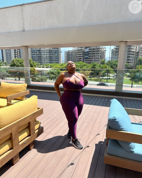 Jojo Todynho exibiu uma cintura fininha em um look fitness roxo nesta sexta-feira (15)