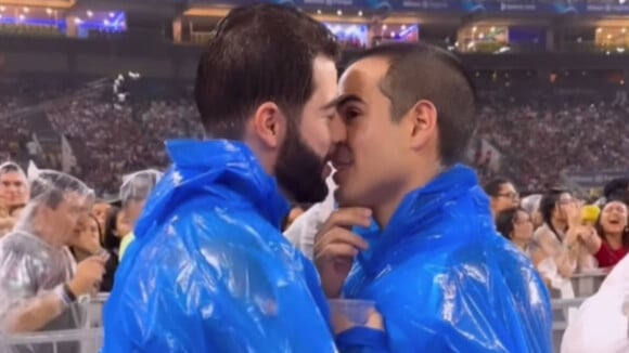 Cadê 'sugar daddy'? Bruno Gadiol é pego de surpresa com beijo e anel de compromisso em show de Jão. Assista ao vídeo!