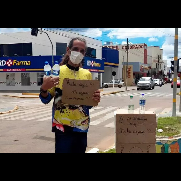 Com depressão, Thiago Baldini perdeu vários trabalhos na TV e hoje vende água na rua
