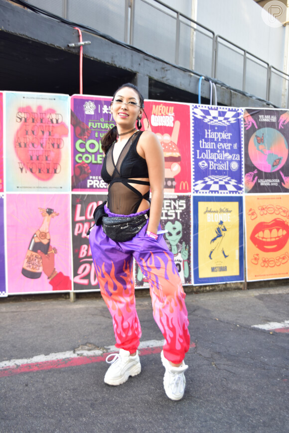 Body com transparência e calça estampada se combinaram no look de Ana Hikari para o Lollapalooza 2023