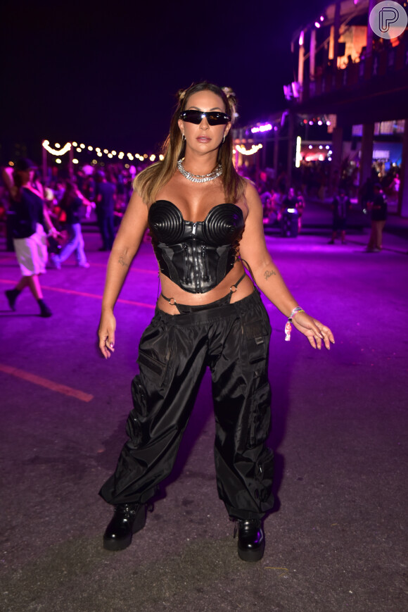 Look com corset e lingerie à mostra: Valesca Popozuda recorreu ao all black no Lollapalooza