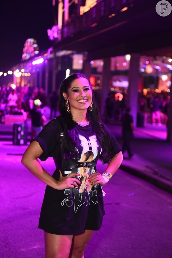 Uma camiseta oversized protagonizou o look de Thaynara OG no Lollapalooza 2023