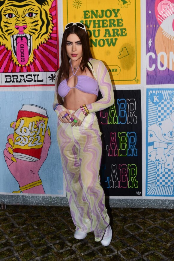Ex-BBB Jade Picon foi ao primeiro dia do Lollapalooza com um top que combinou com calça e manga transparentes
