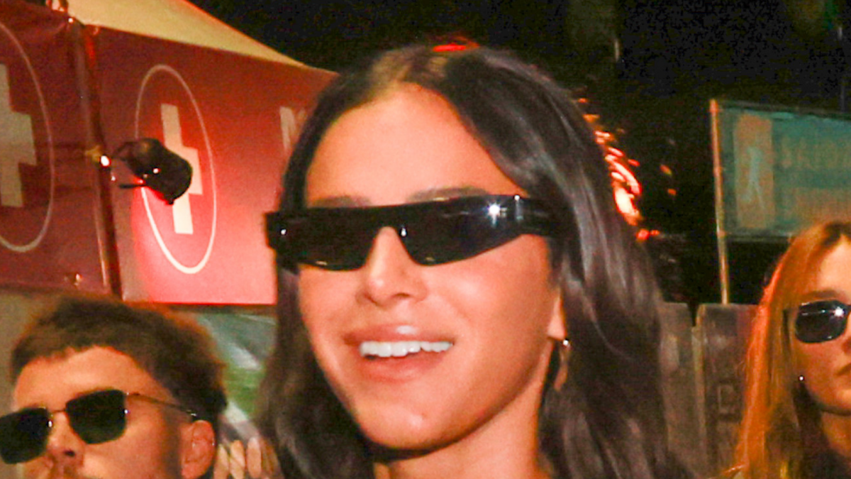 Com calcinha à mostra e sem sutiã, Bruna Marquezine rouba a cena com  vestido 100% transparente no Lollapalooza. Fotos! - Purepeople