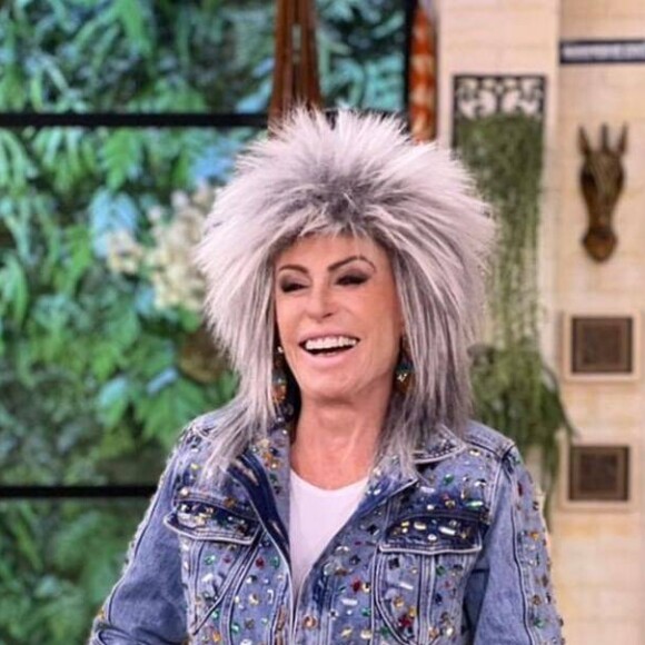 Temos uma alpinista aqui? Com uma peruca que mais parecia uma touca de pelos, Ana Maria Braga encarnou seu melhor estilo Tina Turner