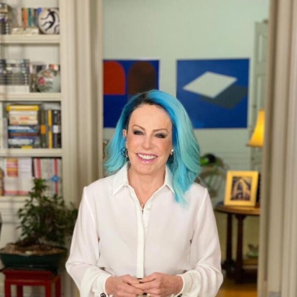 Ana Maria Braga surpreendeu todo mundo ao surgir belíssima neste cabelo azul. Um dos melhores já usados por ela!