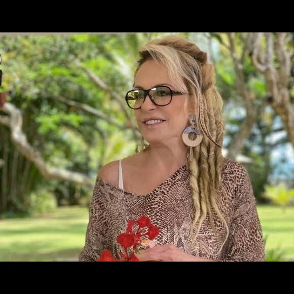 Ana Maria Braga de dreads: apresentadora ousou ao surgir toda montada na TV Globo e causou muito com esse cabelo na web