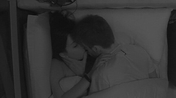 'BBB15': Rafael e Talita trocam beijos sob o edredom e dormem juntos no reality