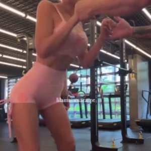 Maiara evidenciou ainda mais sua magreza em um vídeo treinando agachamento na academia