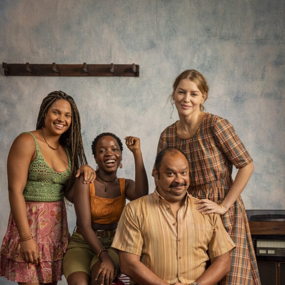 Família do primo Cícero: Esperança (Andréa Bak), Caridade (Moneke), Primo Cícero (Haroldo Guimarães) e Fé (Rhaisa Batista) na novela No Rancho Fundo