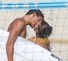 Mel Maia curte praia ao lado do namorado português, beija muito e exibe corpo turbinado em biquíni branco