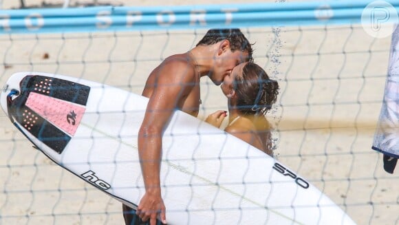 Mel Maia curte praia ao lado do namorado português, beija muito e exibe corpo turbinado em biquíni branco