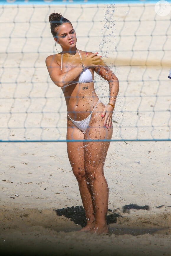 Mel Maia sxibiu suas belas curvas na praia em um biquíni branco simples