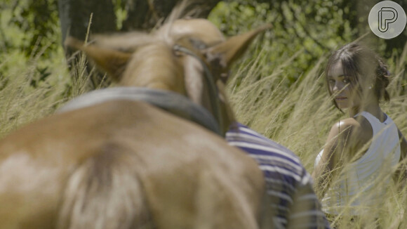 Em Renascer, Eliana (Sophie Charlotte) segura o cavalo, mas esconde vontade de ficar com Damião (Xamã)