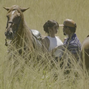 Em Renascer, Eliana (Sophie Charlotte) fica próxima de Damião (Xamã) durante passeio pela fazenda