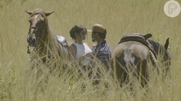 Em Renascer, Eliana (Sophie Charlotte) fica próxima de Damião (Xamã) durante passeio pela fazenda