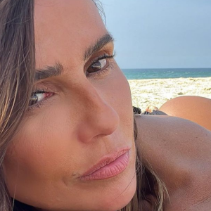 Solteiríssima, Deborah Secco posta mensagem safadinha na web minutos após confirmação da separação: 'Alguém mais?'