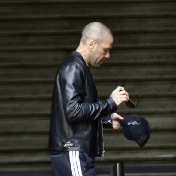 Daniel Alves teria dado entrevista para jornal estrangeiro onde disse que atualmente não tem muito a fazer a não ser se apresentar toda semana à Justiça da Espanha