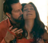 Em 'Renascer', Dona Patroa (Camila Morgado) pede para Egídio (Vladimir Brichta) colocar a cueca de Tião (Irandhir Santos) em noite de sexo
