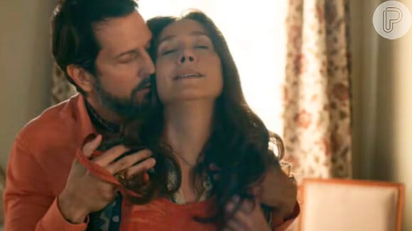 Em 'Renascer', Dona Patroa (Camila Morgado) pede para Egídio (Vladimir Brichta) colocar a cueca de Tião (Irandhir Santos) em noite de sexo