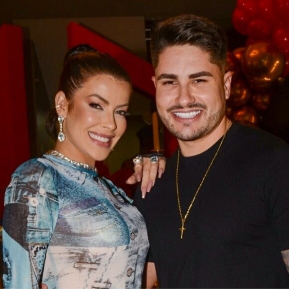 Jaquelline, após anunciar separação de Lucas Souza, surge com look transparente em evento de moda