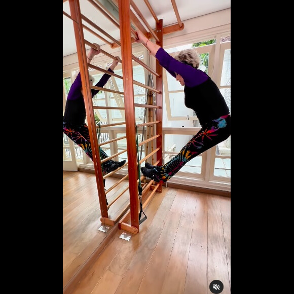 Ana Maria Braga exibiu elasticidade em vídeo no qual fez alongamentos: 'Eu não dispenso os meus alongamentos e exercícios aeróbicos, isso me ajuda muito a ter fôlego para o dia a dia corrido'